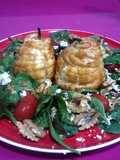 Ensalada tibia con peras en hojaldre, cherrys, nueces y queso azul