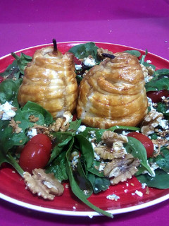 Una foto de Ensalada tibia con peras en hojaldre, cherrys, nueces y queso azul