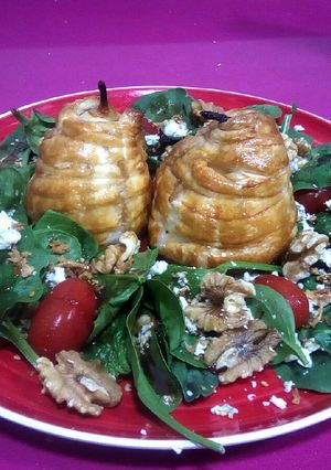 Una foto de Ensalada tibia con peras en hojaldre, cherrys, nueces y queso azul