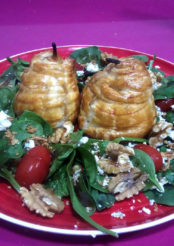 Una foto de Ensalada tibia con peras en hojaldre, cherrys, nueces y queso azul