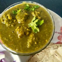 A picture of Daal Palak & dal pakodi curry.