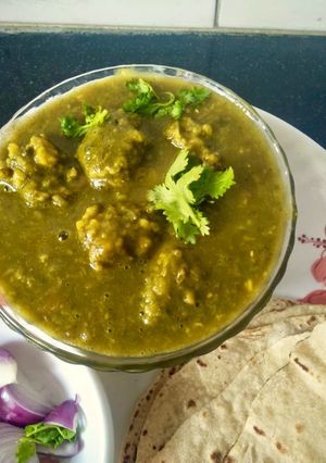 A picture of Daal Palak & dal pakodi curry.