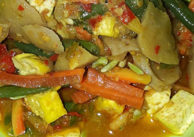 Resep: Sayur Santan (Tahu kuning, wortel, kacang panjang bakso) Istimewa