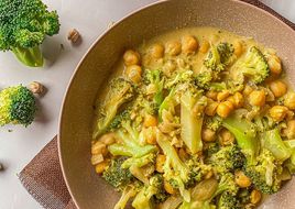 Curry suave de garbanzos con brócoli