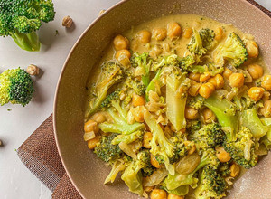 Foto principal de Curry suave de garbanzos con brócoli