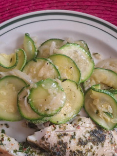 Una foto de Calabacitas salteadas con queso parmesano