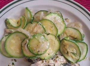Una foto de Calabacitas salteadas con queso parmesano