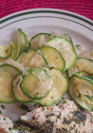 Una foto de Calabacitas salteadas con queso parmesano