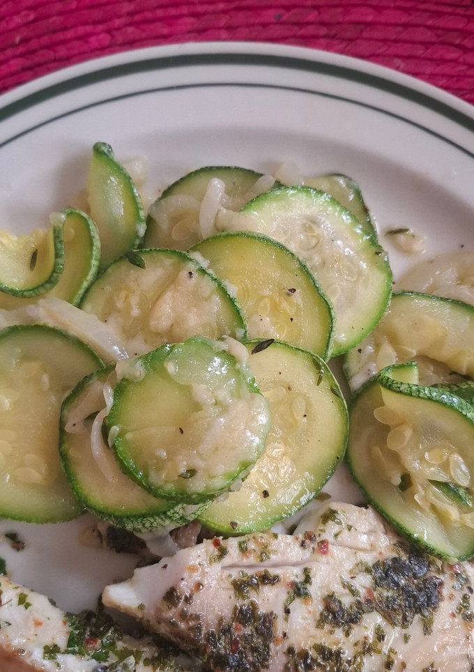 Una foto de Calabacitas salteadas con queso parmesano