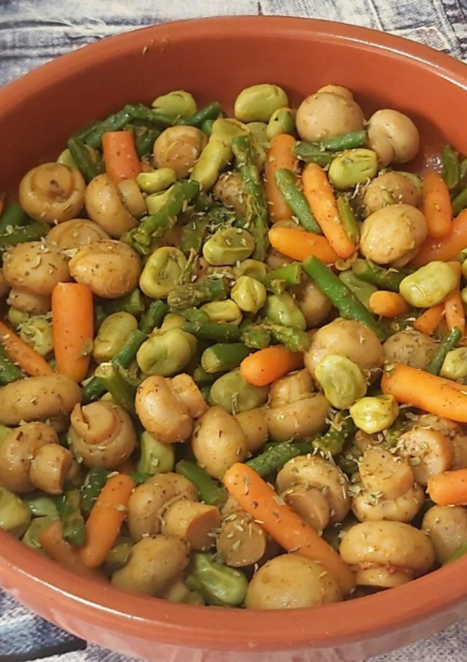 Una foto de Champiñones con verduras vegano