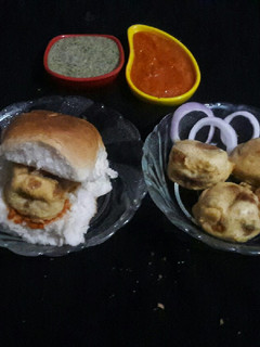 વડાપાઉં (Vada pav Recipe In Gujarati) રેસીપી મુખ્ય ફોટો