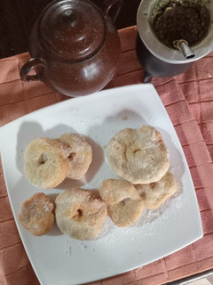 Una foto de Tortas fritas, un clásico de la tradición Argentina 💙