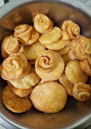 मठरी (mathri recipe in Hindi) रेसिपी मुख्य फोटो