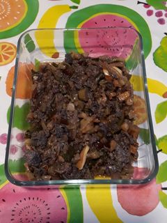 Una foto de Coliflor morada con cebolla y hojas de remolacha