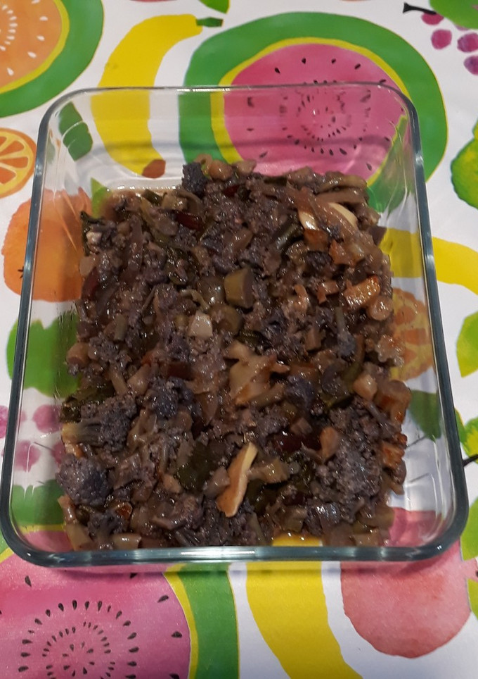 Una foto de Coliflor morada con cebolla y hojas de remolacha