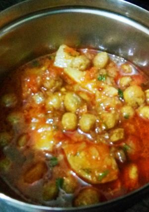 बड़ी आलू सब्जी (Badi aloo sabzi recipe in hindi) रेसिपी मुख्य फोटो