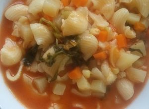 Una foto de Sopa de verduras y coditos 🍜🍴
