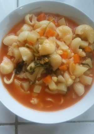 Una foto de Sopa de verduras y coditos 🍜🍴