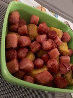 Una foto de Salchicha-papas con rancheras