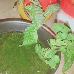 A picture of Hari chutney.