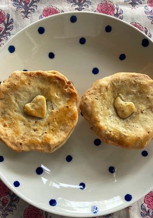 รูปของ พายแยมรูบาบน้ำตาลทรายแดงทานกับครีมคัสตาร์ดและน้ำผึ้ง🐝🥧Rhubarb Jam Pie with Custard Cream& Honey