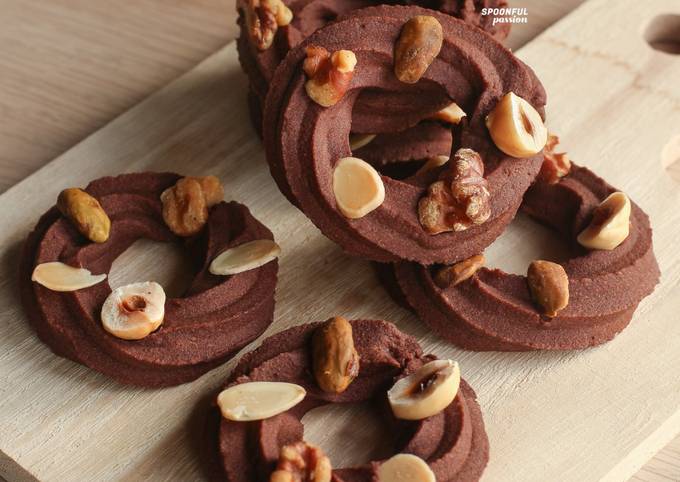 Get Fresh With Christmas Wreath Cookies [Chocolate Spritz]