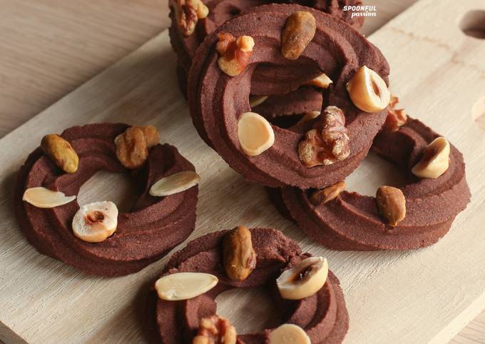 Simple Way to Make Ultimate Christmas Wreath Cookies [Chocolate Spritz]