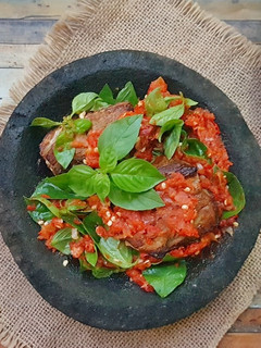 Foto resep Iwak Pe (Ikan Pari Asap) Sambal Kemangi