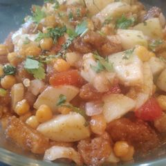 A picture of Chicken chana chaat.