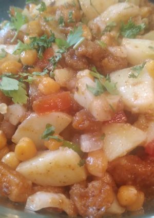 A picture of Chicken chana chaat.