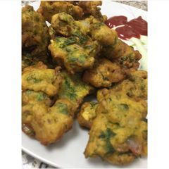A picture of Moong dal ke pakoray.
