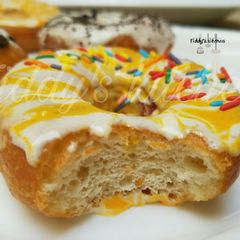 A picture of Glazed doughnuts.