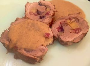 Foto principal de Solomillo de cerdo relleno con salsa de champiñones y manzana
