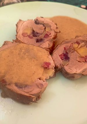 Una foto de Solomillo de cerdo relleno con salsa de champiñones y manzana