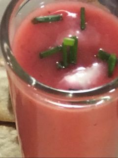 Una foto de Chupito de gazpacho rosa