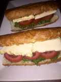 Sándwich Caprese con Queso Paria