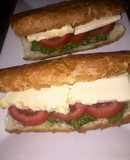 Sándwich Caprese con Queso Paria