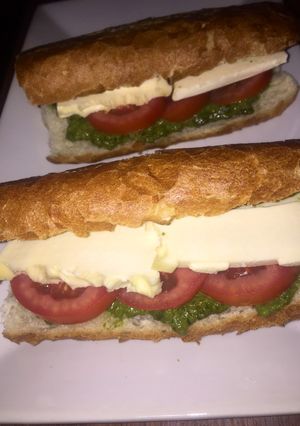 Una foto de Sándwich Caprese con Queso Paria