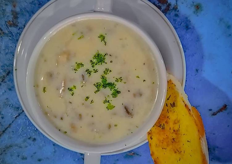 Mushroom soup with garlic bread