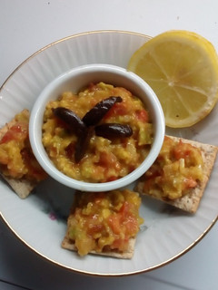 Una foto de Palta con tomate, cebolla y limón