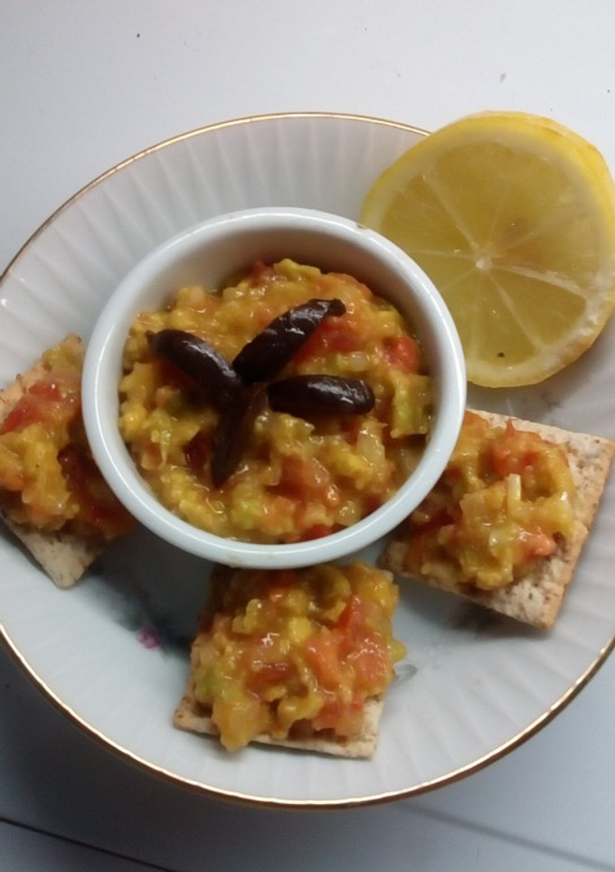 Una foto de Palta con tomate, cebolla y limón