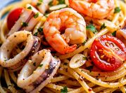 Una foto di spaghetti con calamari