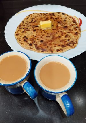 A picture of Sattu Paratha with onion.