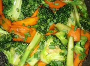 Hình của món Cà Rốt Bông Cải Xanh Xào Tỏi.