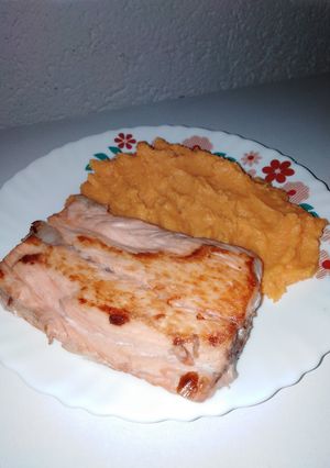 O poză a rețetei Somon cu piure de cartof dulce.