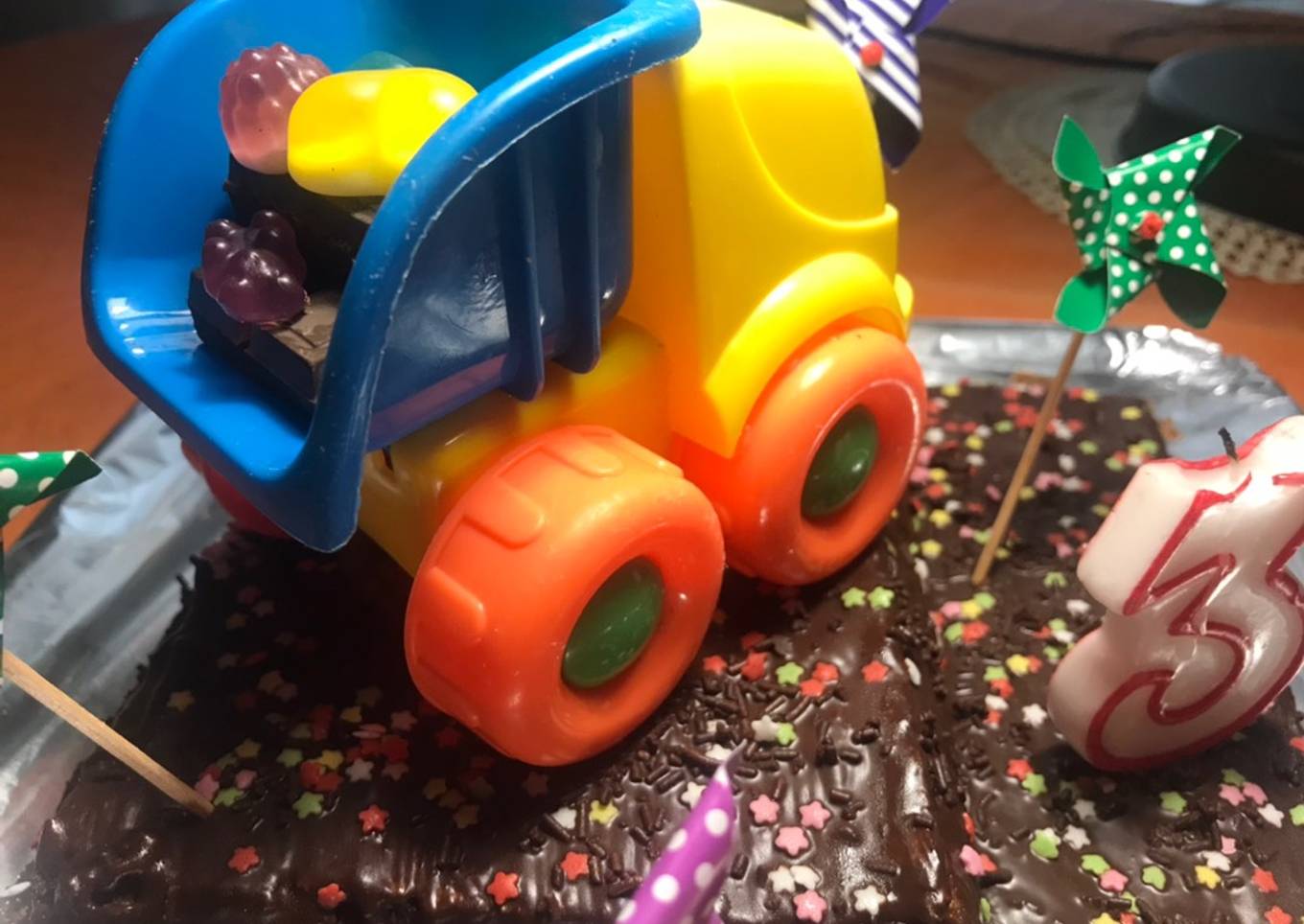 Bizcocho de chocolate para un cumpleaños infantil