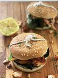 Lachsburger mit Wasabi-Soße