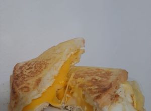 Una foto de Double cheese sándwich 🥪