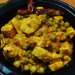 A picture of Matar Paneer.