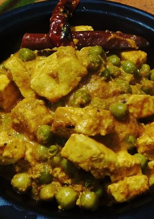 A picture of Matar Paneer.